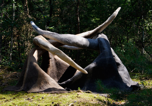 scultura di due guerrieri in lotta nel bosco